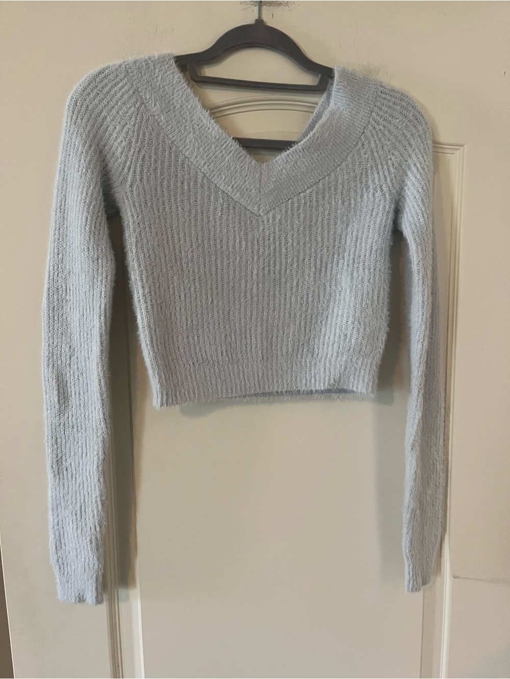American Eagle 🦅 Women's V-Neck Cropped Fuzzy Sweater size Small